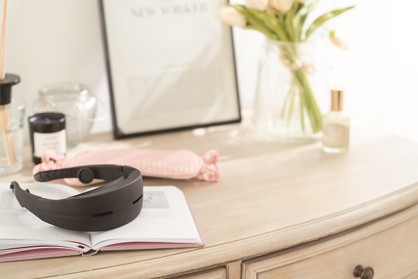 装着しやすいグラス型の目元ケアアイテム ルルド めめホットチャージ スマート とんとくる